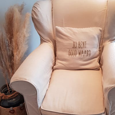 Kussen Kussenhoes met tekst bedrukt cadeau kerstmis sinterklaas  | jij bent goud waard opdruk goud | opa oma mama papa zus broer oom tante  bedanken collega vriendin verjaardag man vrouw dames heren zacht moeder schoonmoeder vader schoonvader
