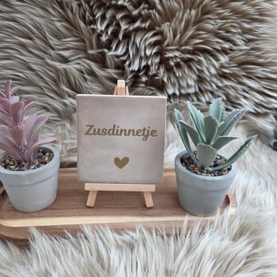 Robuust Wenstegeltje – Zusdinnetje – 10x10 cm – Lief Cadeau voor Zus of Beste Vriendin – Stijlvolle Wanddecoratie met Betekenis – Trendy nu – Decoratief Tegeltje met Standaard – Cadeau Idee
