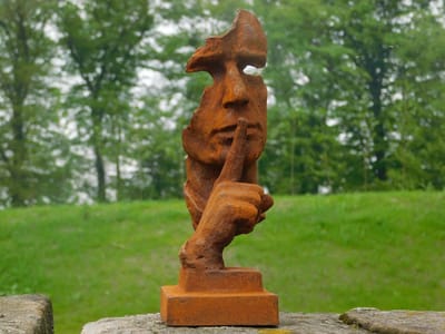 Beeld de Fluisteraar - gietijzer