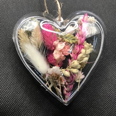 Transparant hart met droogbloemen - cadeau - bloemstuk - liefde - decoratie - woondecoratie - interieur - wensen - wenskaart - valentijn