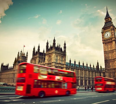 Karakteristieke rode dubbeldekker voor de Big Ben in Londen - Fotobehang (in banen) - 250 x 260 cm
