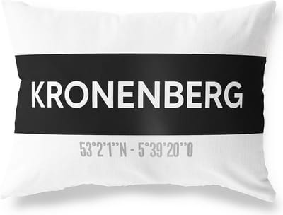 Tuinkussen KRONENBERG - LIMBURG met coördinaten - Buitenkussen - Bootkussen - Weerbestendig - Jouw Plaats - Studio216 - Modern - Zwart-Wit - 50x30cm
