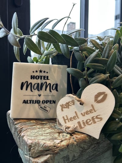 Creaties van Hier - Onderzetter - tegeltje - Mama - met houten hartje - Marmer
