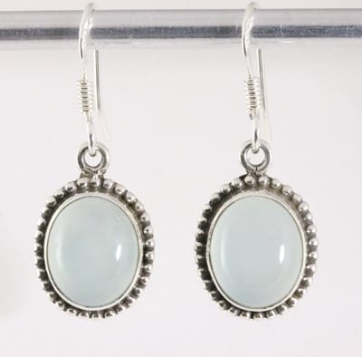 Bewerkte ovale zilveren oorbellen met aqua chalcedoon