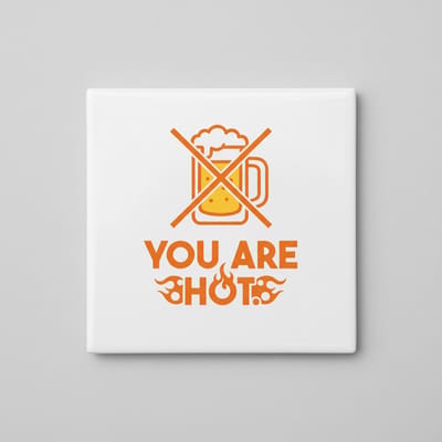 Grappige “You Are Hot” Keramische Tegel 15x15 cm – Humoristisch Bier & Vlammen Design | Uniek Cadeau & Homebar Decoratie