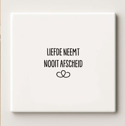 Liefde Neemt Nooit Afscheid Tegeltje - 15x15 cm Elegante Keramische Tegel met Inspirerende Quote voor Thuis of Kantoor