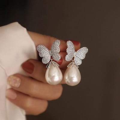 Huitan Esthetische Vlinder Oorbellen met Imitatie Parel Peer Exquise Oorbellen voor Vrouwen Bruiloft Feest Luxe Trendy Sieraden