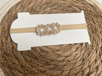 Baby haarband Madelief Goud - Baby haaraccessoires - Baby meisjes haarbandjes - Newborn haarbandjes -Baby Haarbandje - Kinderhaarband - babykleding - baby haarband - baby meisje - meisjes - baby kleding - hoofdband baby - haarband