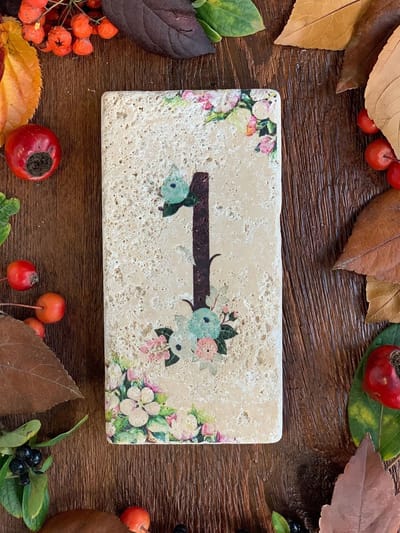 Mak40 - Huisnummer 1 natuursteen Elegant- Bloemetjes -Deuren - Klussen - Huisnummerbord met Bloemen - Multi kleur - Weerbestendig