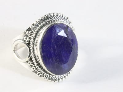 Bewerkte zilveren ring met blauwe saffier - maat 17.5