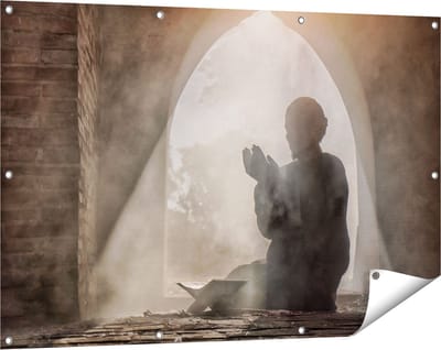 Gards Tuinposter Biddende Man in een Oude Moskee - 120x80 cm - Tuindoek - Tuindecoratie - Wanddecoratie buiten - Tuinschilderij