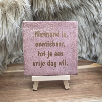 Robuust wenstegeltje – “Niemand is onmisbaar, tot je een vrije dag wil.” – Trendy nu – Wanddecoratie – Cadeau voor Collega, Baas of voor zomaar – Zomaar – Decoratief Tegeltje met Standaard – Stijlvol en Persoonlijk Woonaccessoire