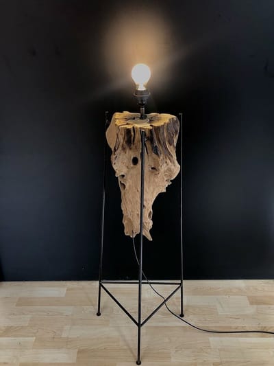 Lamp Display Rama 110 cm hoog - staande vloerlamp - lamp industrieel - handgemaakt - industriestijl - landelijk - verlichting voor binnen - voor uw interieur - metaal - tropisch gedroogd hout - interieurdecoratie - woonaccessoire - cadeau - geschenk