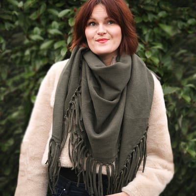 Driehoekige sjaal en omslagdoek donkergroen - sjaal met franje - sjaal herfst/winter - STUDIO Ivana