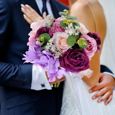 Kunstbloemen bruidsboeket paars met zijdezacht lint voor bruiloft en bruidsmeisje