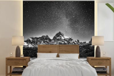 Behang - Fotobehang Sterrenhemel - Berg - Nacht - Breedte 350 cm x hoogte 350 cm