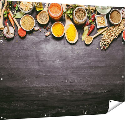 Gards Tuinposter Indiase Kruiden op een Zwarte Tafel - 150x120 cm - Tuindoek - Tuindecoratie - Wanddecoratie buiten - Tuinschilderij
