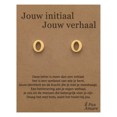 Letter O Oorbellen op Cadeau Kaartje - Jouw initiaal, jouw verhaal - Goudkleurig Stainless Steel - 7mm Initiaal Oorknopjes- Pax Amare