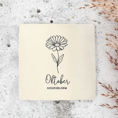 Fien & Feau - Geboortebloem - Tegel - Oktober - 10x10cm - Keramiek - Beige - Goudsbloem - Kraamcadeau - verjaardagscadeau