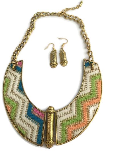 Petra's Sieradenwereld - Goudkleurige ketting met bewerking met bijpassende oorbellen (840)