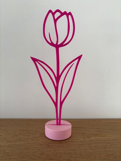 by Studio Dot. - Tulp Decoratie - Bloem Beeldje - Minimalistisch - 18,5 cm - Woonaccessoire - Interieuraccessoire - Cadeau - Bedankje - Inclusief Standaard - Roze Tweekleurig