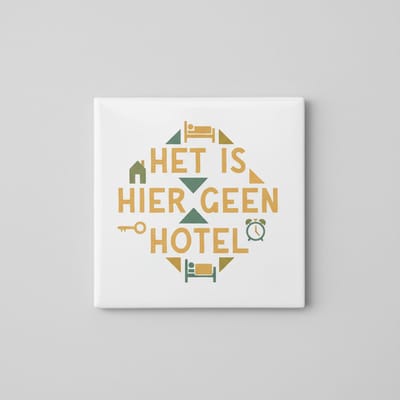 Grappige Nederlandse Quote Keramische Tegel – “Het Is Hier Geen Hotel” – Speelse Woondecoratie voor Thuis – 15 × 15 cm