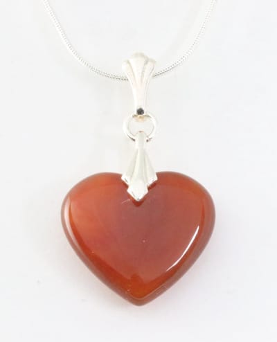 Hartvormige zilveren hanger met rode Montana agaat aan ketting