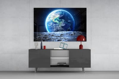 Glasschilderij - Blauwe Planeet – Aarde in de Ruimte - Ruimtekunst voor Moderne Interieurs - 90x60 cm
