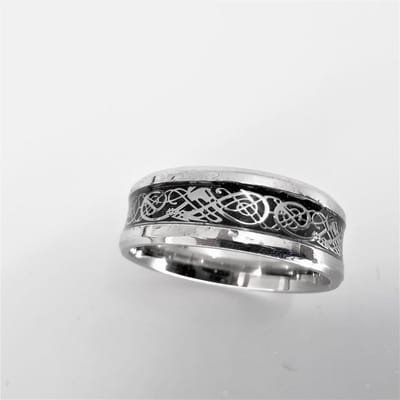 - RVS - ring - maat 21 - zilverkleurig met midden - zwart - prachtig - motief erin en beide zijkant glanzend zilverkleurig randen.