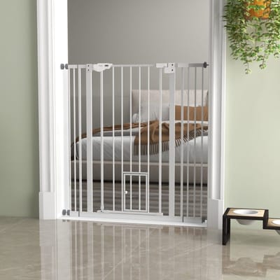 HAUSS SPOLE Hondenhek – Dubbele Vergrendeling – 68 x 104,1 cm – Staal – Wit – Verstelbaar Voor Deuropeningen En Trappen – Met Kattenluik