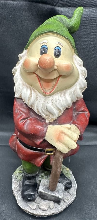 Polyresin (tuin) kabouter "Kabouter met hamer" - meerkleurig - Hoogte 20 x 11 x 8 cm - Woonaccessoires - Tuinaccessoires - Tuindecoratie