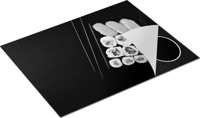 Chefcare Inductie Beschermer Sushi met Stokjes op een Zwarte Achtergrond - Zwart Wit - 77x59 cm - Afdekplaat Inductie - Kookplaat Beschermer - Inductie Mat