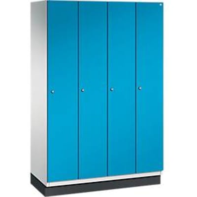 C+P Cambio locker, 4 vakken, met sokkel, B 1200 x D 525 x H 1980 mm, lichtgrijs/lichtblauw