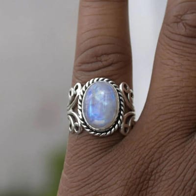 Huitan Boho Stijl Damesringen met Ovaal Imitatie Opaal Steen Uitgesneden Band Etnisch Vrouwelijk Accessoire Unieke Sieraden voor Vakantie 5 white