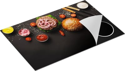 Chefcare Inductie Beschermer Hamburger Ingrediënten op een Zwarte Marmeren Plaat - 80x50 cm - Afdekplaat Inductie - Kookplaat Beschermer - Inductie Mat