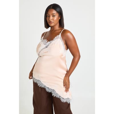 boohoo Dames Plus Satijnen Asymmetrische Zoom Kanten Cami Top | Abrikoos | Maat: 44