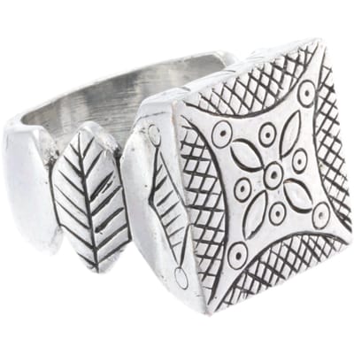 Behave - Ring - Zilverkleurige vierkante ring met etnische gravures - Tribal stijl - Unisex - Nikkelvrij