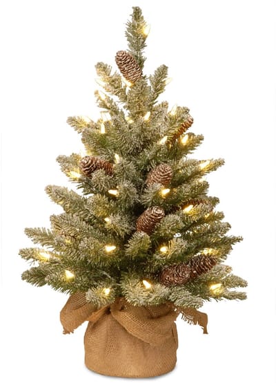 Snowy Concolor Burlap kunstkerstboom - 61 cm - groen - Ø 41 cm - 50 ledlampjes - besneeuwd & dennenappels - jute zak