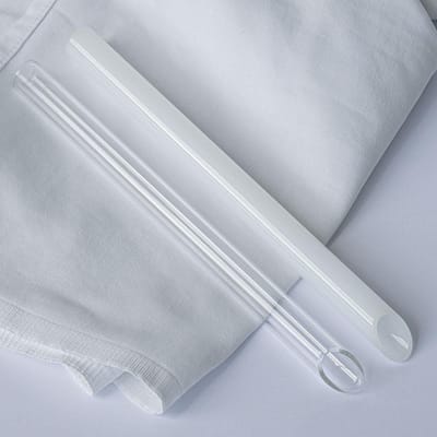 2 Herbruikbare Glazen Boba Bubble Tea Rietjes ook voor Smoothie / Milkshake / Slush, 21 cm lang Ø 16 mm buiten / Ø 12 mm binnen. Transparant en Melk glazen drinkrietjes.