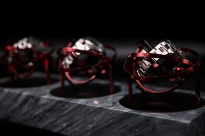 Triple Tourbillon horlogeopwinder in grijs Emperador marmer en rood stalen ringen - Elbrus Horology - Gyrowinder Orbit Watch Winder