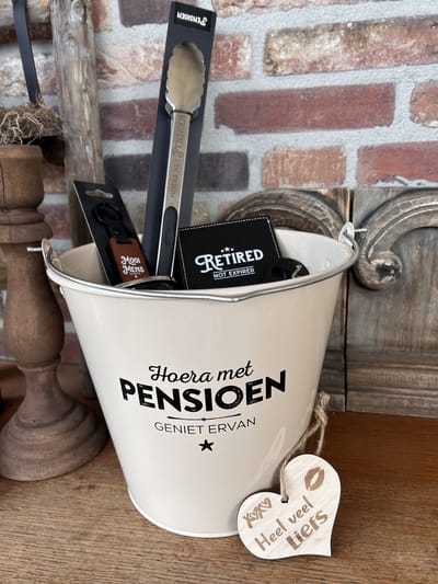 Creaties van Hier - Cadeaupakket Zinken emmer Pensioen met houten hartje opener/tang/onderzetter/mok/sleutelhanger - 24 cm – zink – decoratie