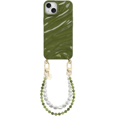 xoxo Wildhearts Green Glaze telefoonhoesje met koord - geschikt voor iPhone 14 Plus - Deep Olives & Pearls - Dream hoesje met telefoonkoord - Glimmende silicone case met plooien - Kralenketting met korte parelketting - Groen