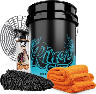 Nuke Guys velgenreinigings set bestaande uit; Wasemmer 5 gallon, Grit Guard Grit zwart, Velgenreiniger 1000 ml, Washmitt en droogdoek 40 x 60 cm 1400 gsm