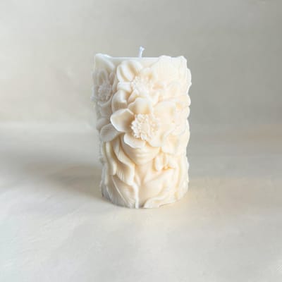 Handgemaakte stompkaars met 3D bloemen en vrouwengezicht - Decoratieve pilaarkaars - koolzaadwas - crème