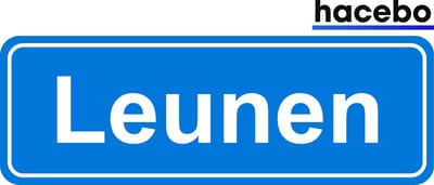 Hacebo - Plaatsnaam Sticker - 29x10 CM - Leunen sticker - Verkeersborden sticker - grappige cadeaus - Leunen