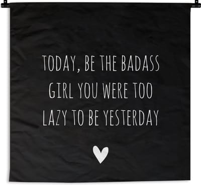 Wandkleed - Wanddoek - Engelse quote "Today, be the badass you were to lazy to be yesterday" voor een zwarte achtergrond - 150x150 cm - Wandtapijt