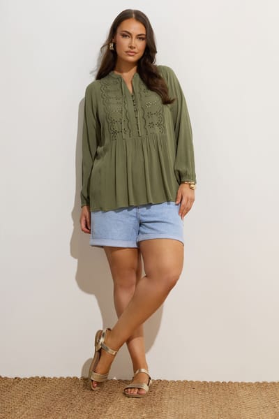 Yours Khaki Groene Broderie Anglaise Blouse Met Strikhals Size 46