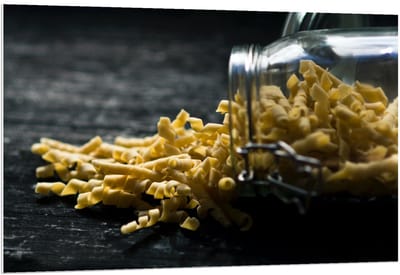 Forex - Omgevallen Pot met Pasta - 120x80cm Foto op Forex