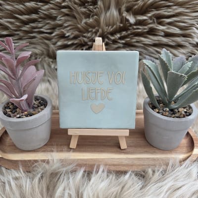 Robuust Wenstegeltje – Huisje vol liefde – Hip trendy tegeltje – 10x10 cm – Leuk Cadeau voor Vriendin, Zus, Juf, Collega of zomaar voor jezelf – Stijlvolle Woondecoratie – Trendy nu – Decoratief Tegeltje met Standaard – Cadeau Idee
