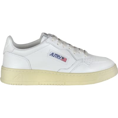 lage medaille sneakers in wit leer E poeder E suede beige